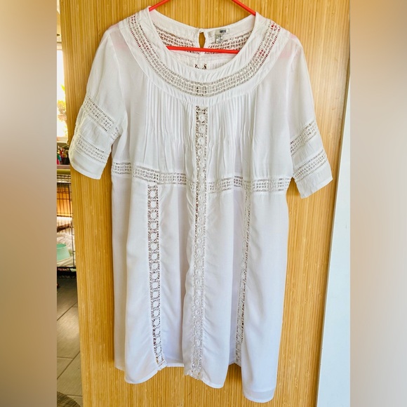 Amuse Society White Tunic with Lace Details - Picture 1 of 8